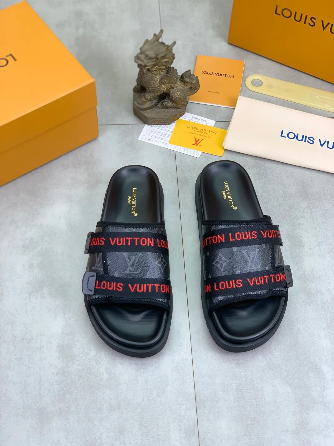 Men's shoes 💰P320💰【New style】🆘 Original quality 【LOUIS VUITTON】The popular Louis Vuitton LV men's slippers on the official website are on sale simultaneously! Original fabric imported from Italy, original factory special supply, code number: 38-44 (45 customized), many colors available